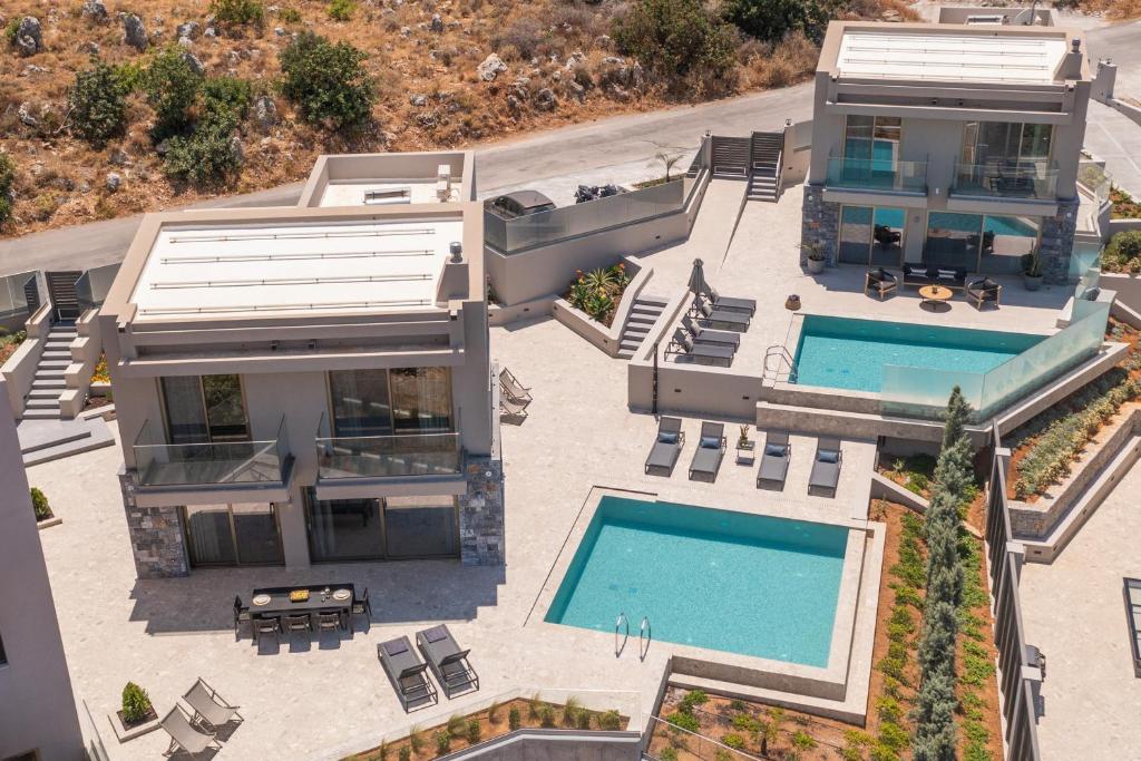 Výhled na bazén z ubytování Luxury villa AQUA with 2 heated pools nebo okolí
