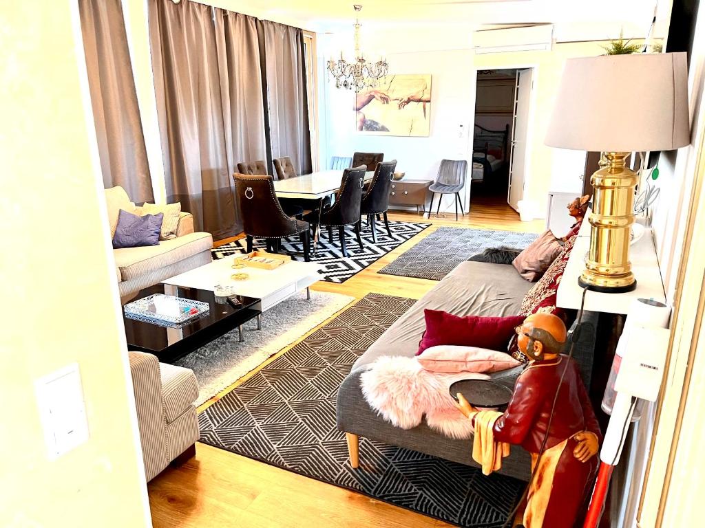 - un salon avec un canapé et une table dans l'établissement Baynunah Suites Aparthotel, à Munich