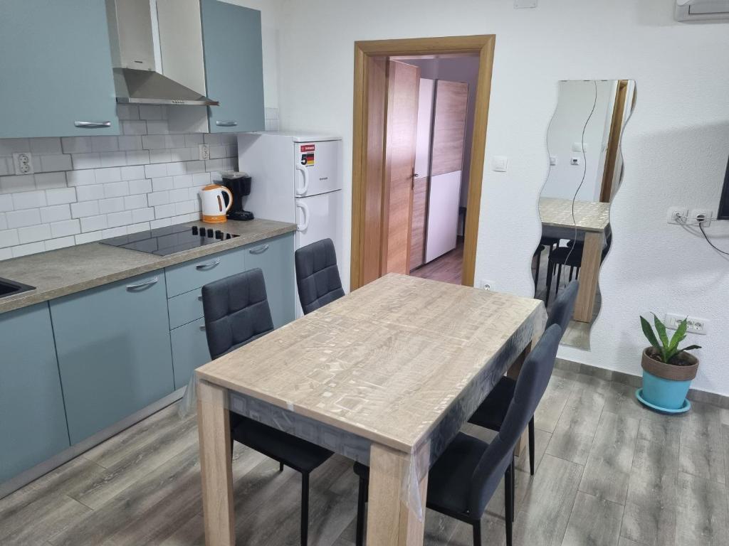 Kitchen o kitchenette sa Apartman 4
