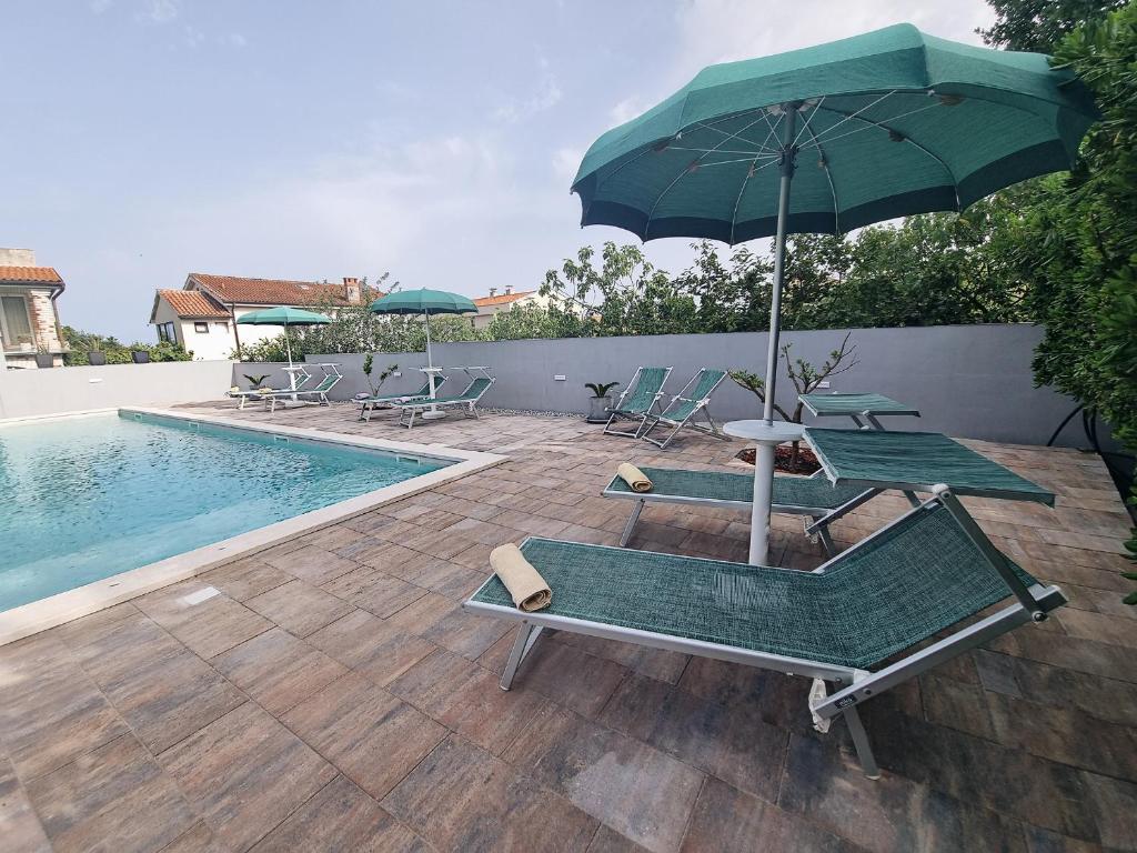 Swimming pool sa o malapit sa Apartman 4