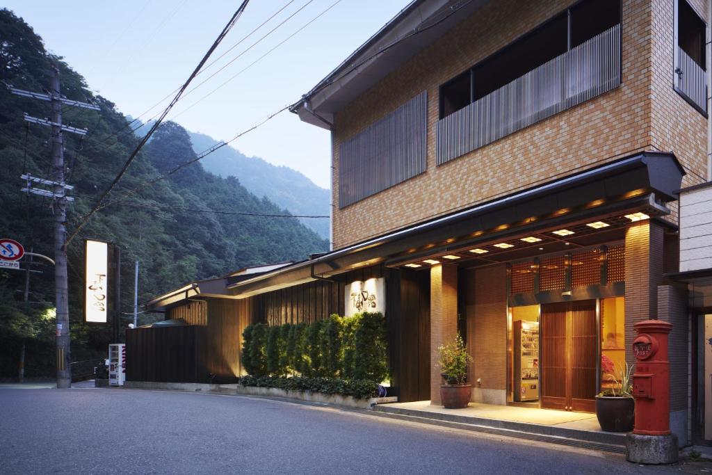 um edifício com uma boca de incêndio vermelha à sua frente em Fudoguchikan em Izumi-Sano