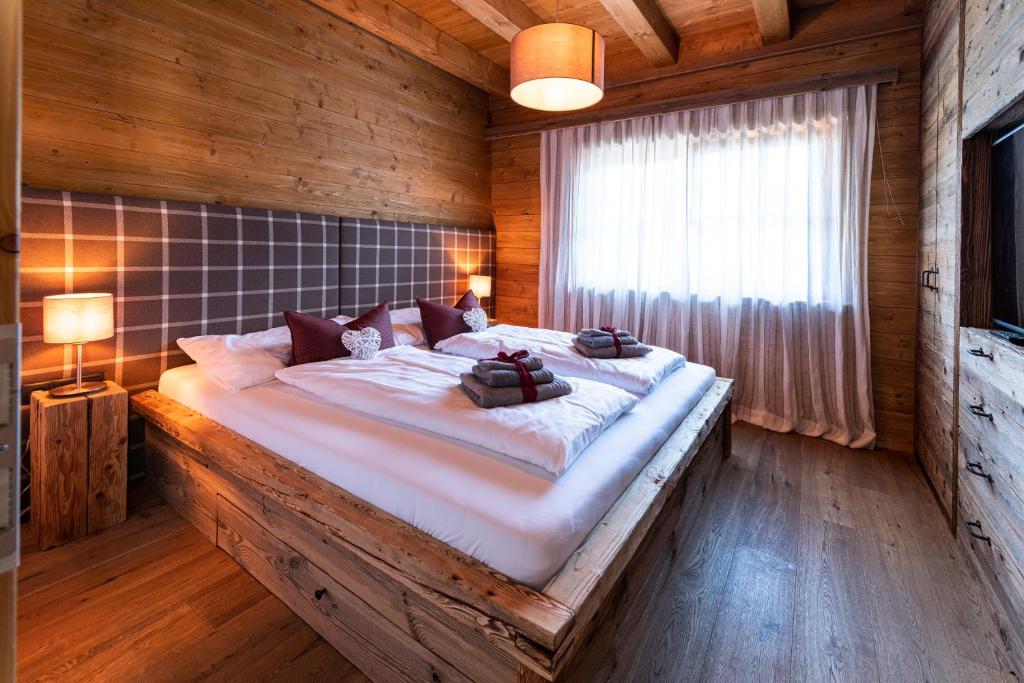 Postel nebo postele na pokoji v ubytování Alpe Chalets Goldener Hirsch