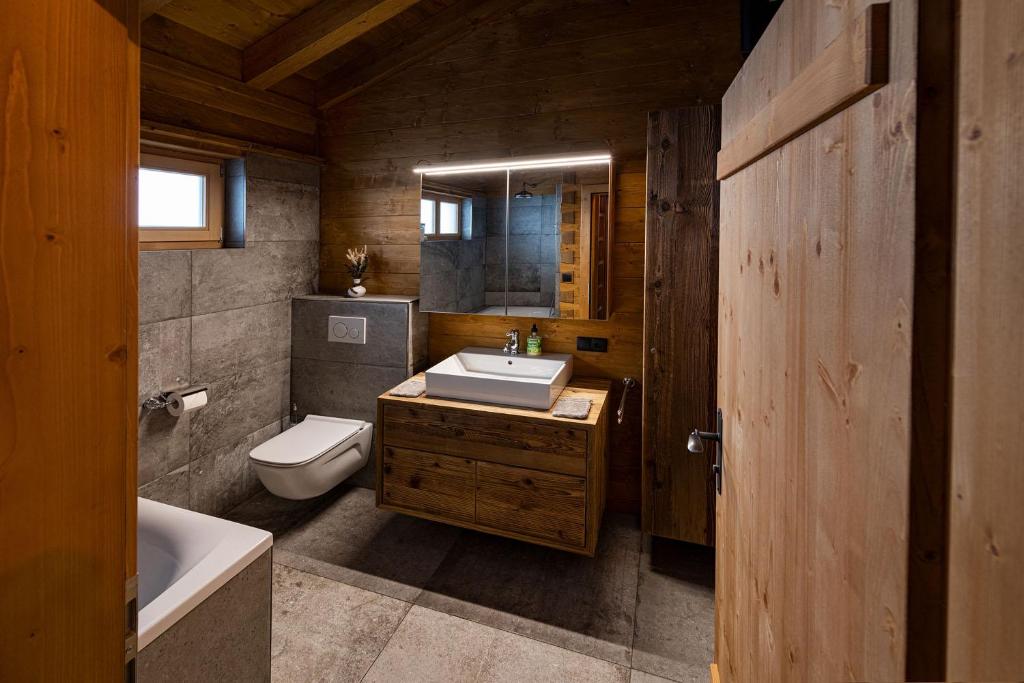 Koupelna v ubytování Alpe Chalets Goldener Hirsch