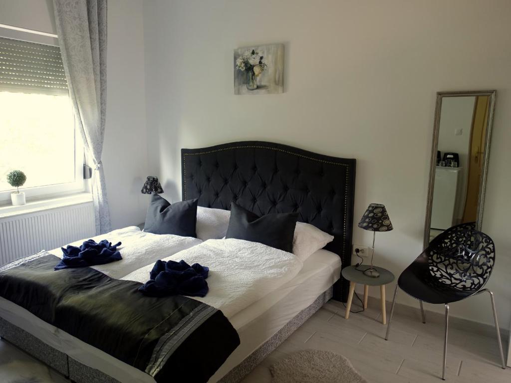 A bed or beds in a room at Wagner Apartman Tata