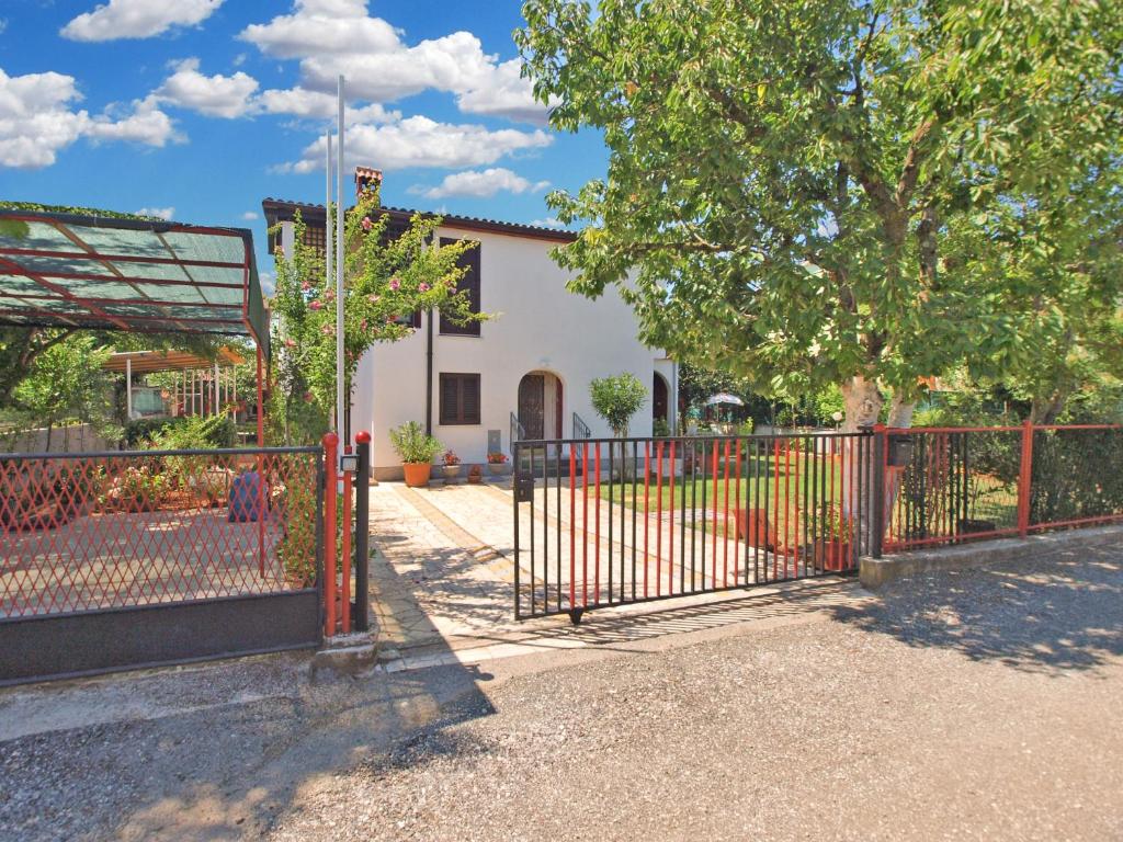 brama przed domem z drzewem w obiekcie Apartments Ana 418 w Fažanie