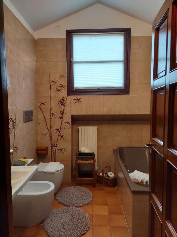 Łazienka w obiekcie Villa Edy Barbaresco con piscina per gruppi e famiglie