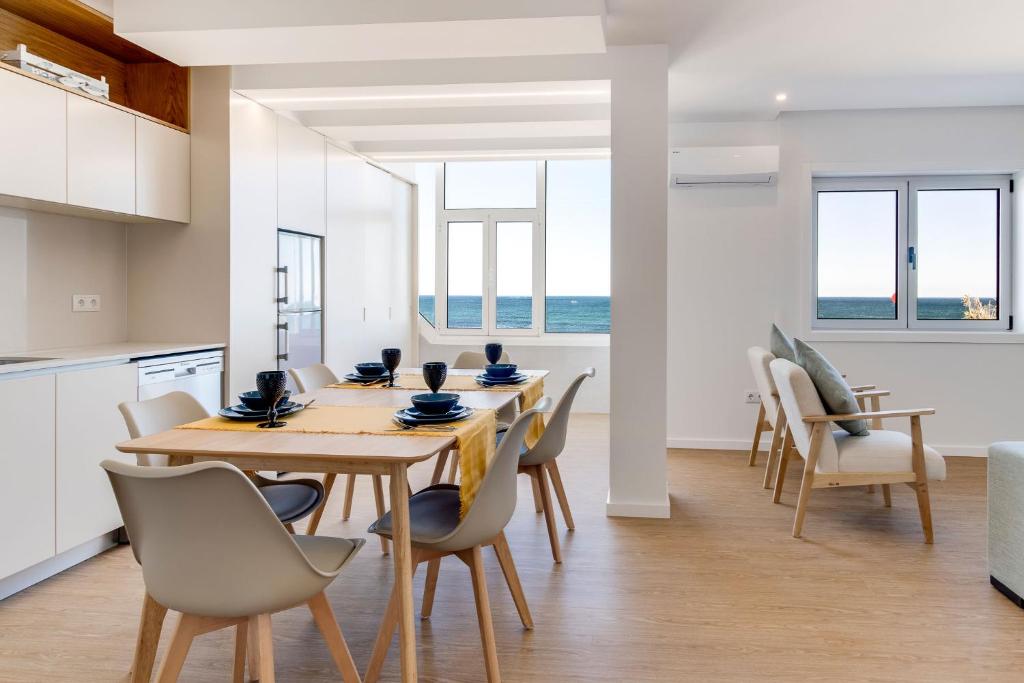 a kitchen and dining room with a table and chairs at 7 Mares in Póvoa de Varzim
