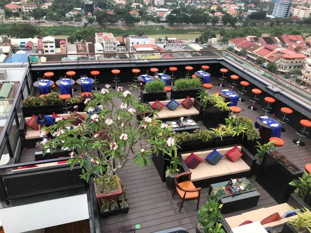 Balkón nebo terasa v ubytování V V Hotel Battambang