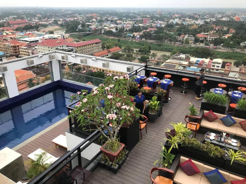 Bazén v ubytování V V Hotel Battambang nebo v jeho okolí