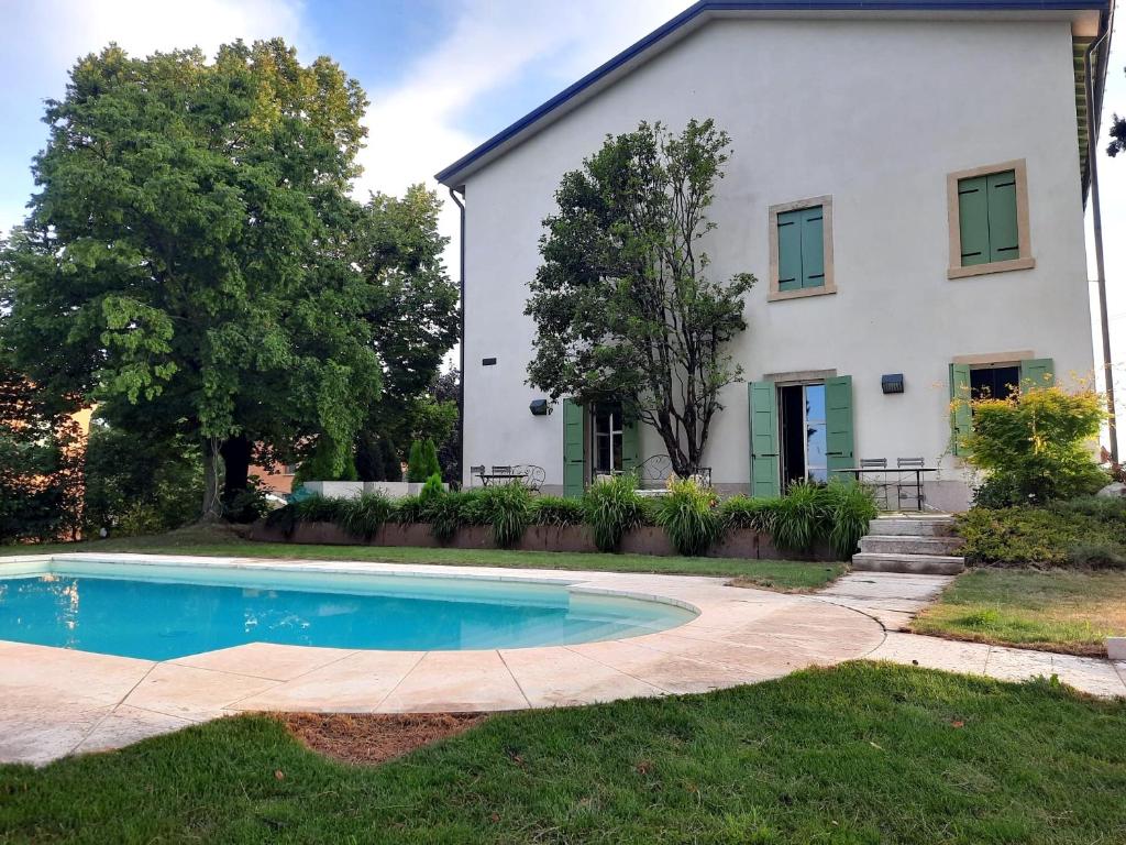 una casa con una piscina di fronte di Montresora, villa con piscina privata tra il Lago di Garda e Verona a Sona
