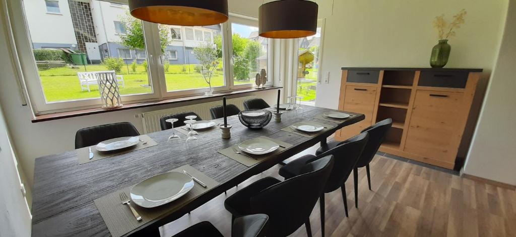 uma sala de jantar com uma mesa e algumas cadeiras em Landhaus Augenblicke Olsberg em Olsberg