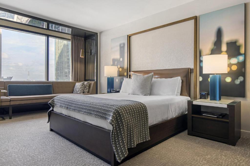 Omni Charlotte Hotel - Club Signature Room - 1 Kingsize Bed