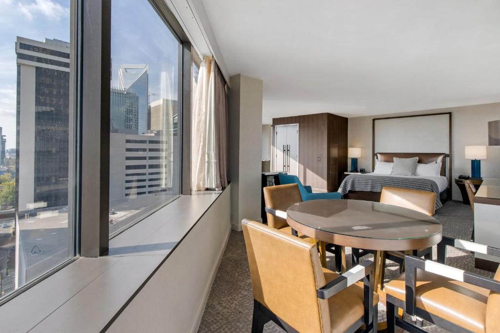 Omni Charlotte Hotel - Club Executive Suite - 1 King Bed