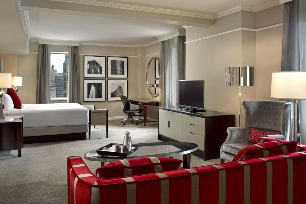TV a/nebo společenská místnost v ubytování The Omni King Edward Hotel