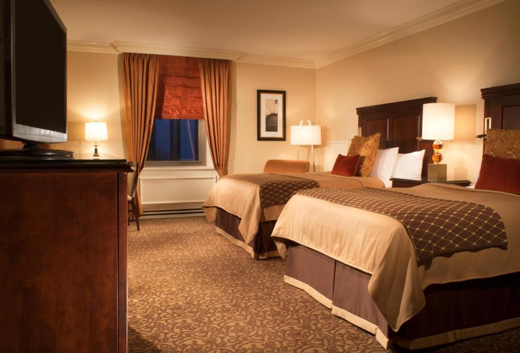 Postel nebo postele na pokoji v ubytování Omni William Penn Hotel