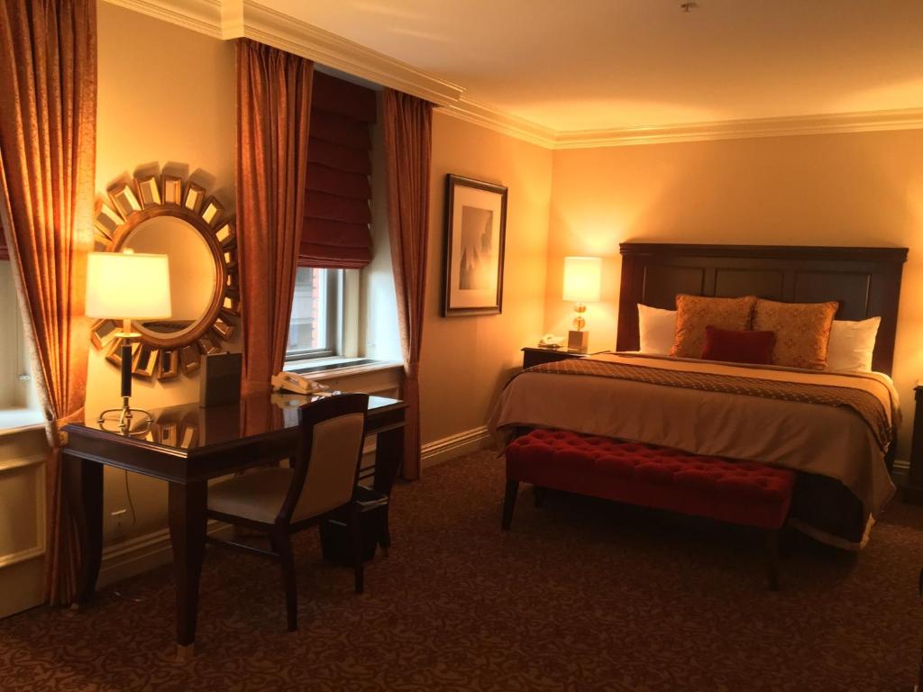 Postel nebo postele na pokoji v ubytování Omni William Penn Hotel