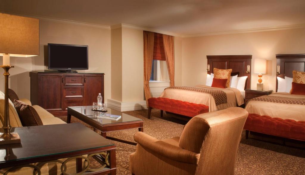 TV a/nebo společenská místnost v ubytování Omni William Penn Hotel