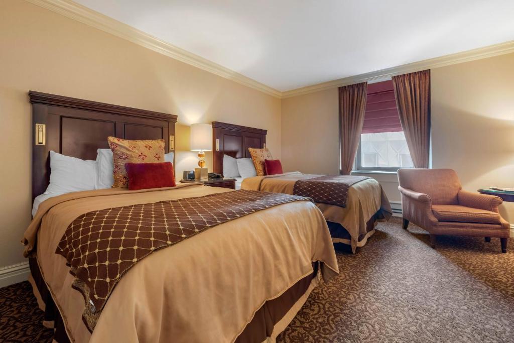 Postel nebo postele na pokoji v ubytování Omni William Penn Hotel