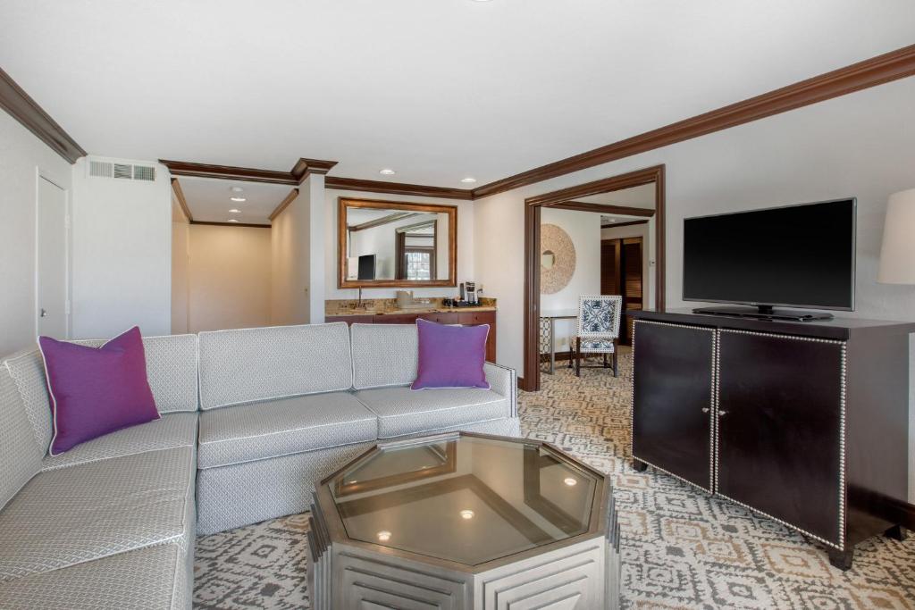 Omni Rancho Las Palmas Resort & Spa - Luxury Suite - 1 King Bed