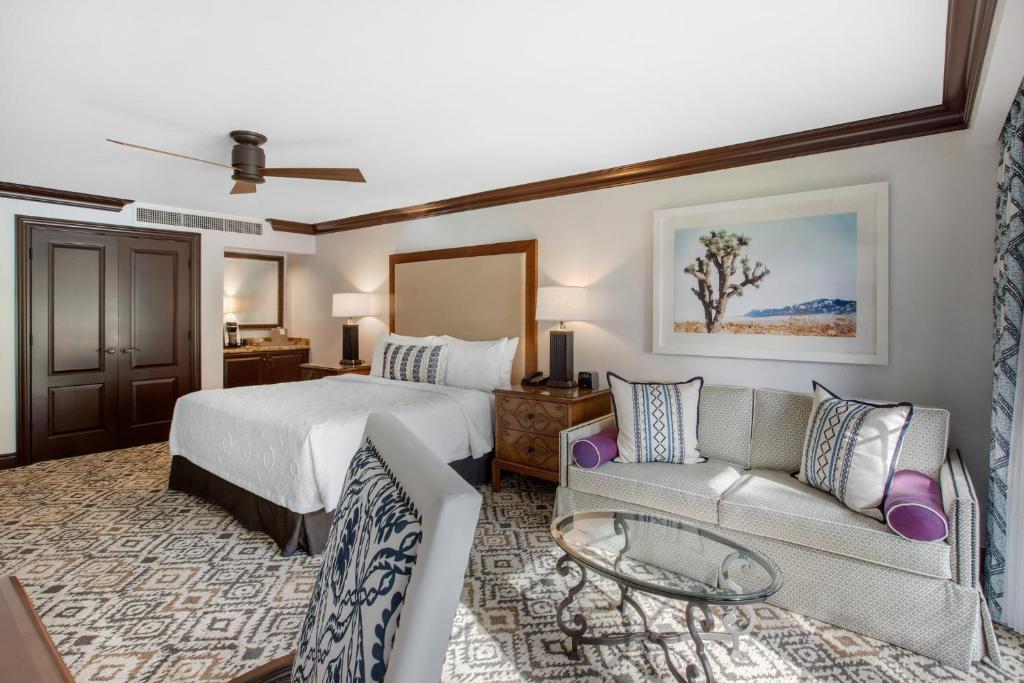 Omni Rancho Las Palmas Resort & Spa - Lake View Room - 1 King Bed