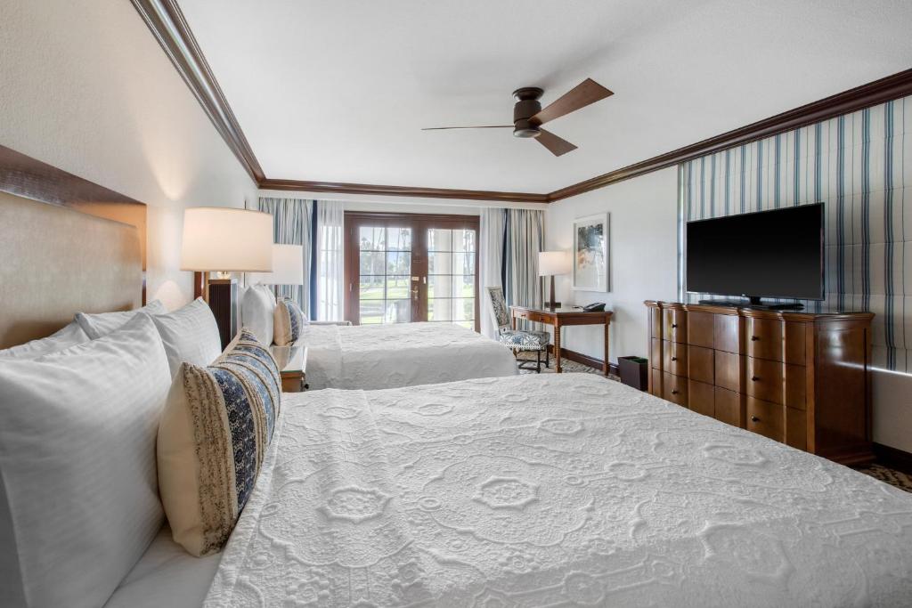 Omni Rancho Las Palmas Resort & Spa - Lake View Room 2 Queen Beds