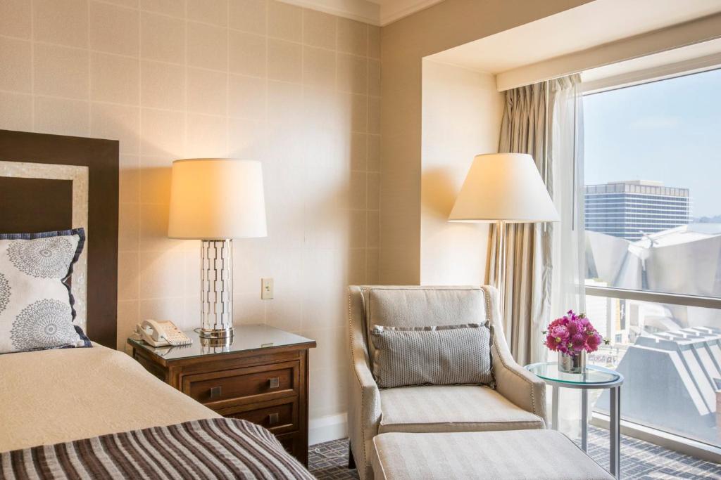 Omni Los Angeles Hotel - Deluxe Executive Suite - 1 King Bed