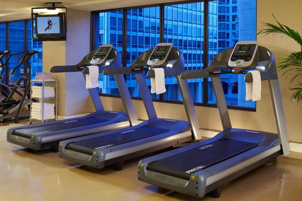Fitness centrum a/nebo fitness zařízení v ubytování Omni Mont-Royal Hotel