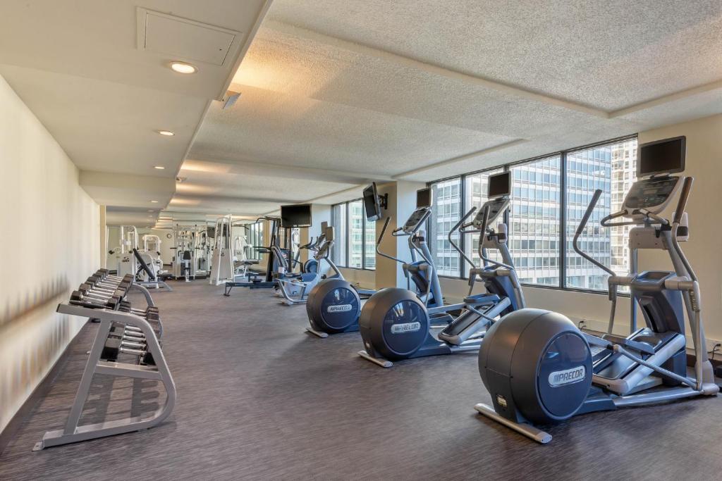 Fitness centrum a/nebo fitness zařízení v ubytování Omni Mont-Royal Hotel