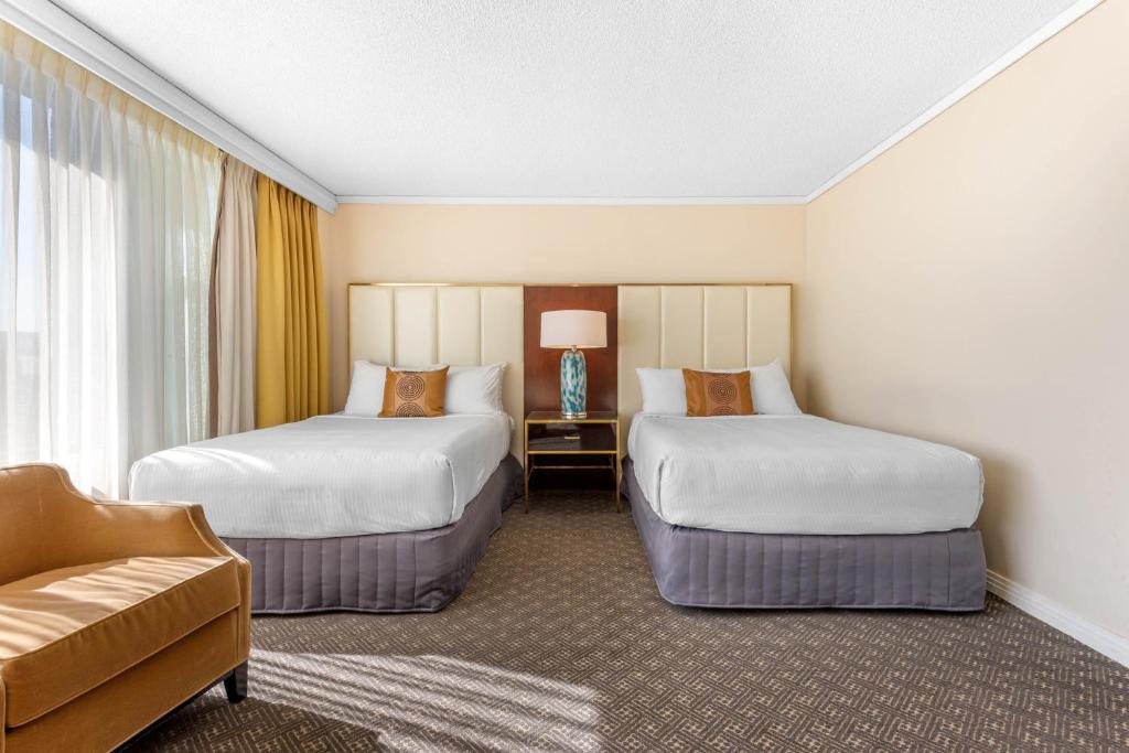 Postel nebo postele na pokoji v ubytování Omni Mont-Royal Hotel