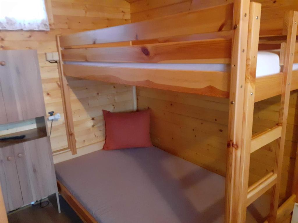 Postel nebo postele na pokoji v ubytování Chatka Rozárka - Výrovická přehrada