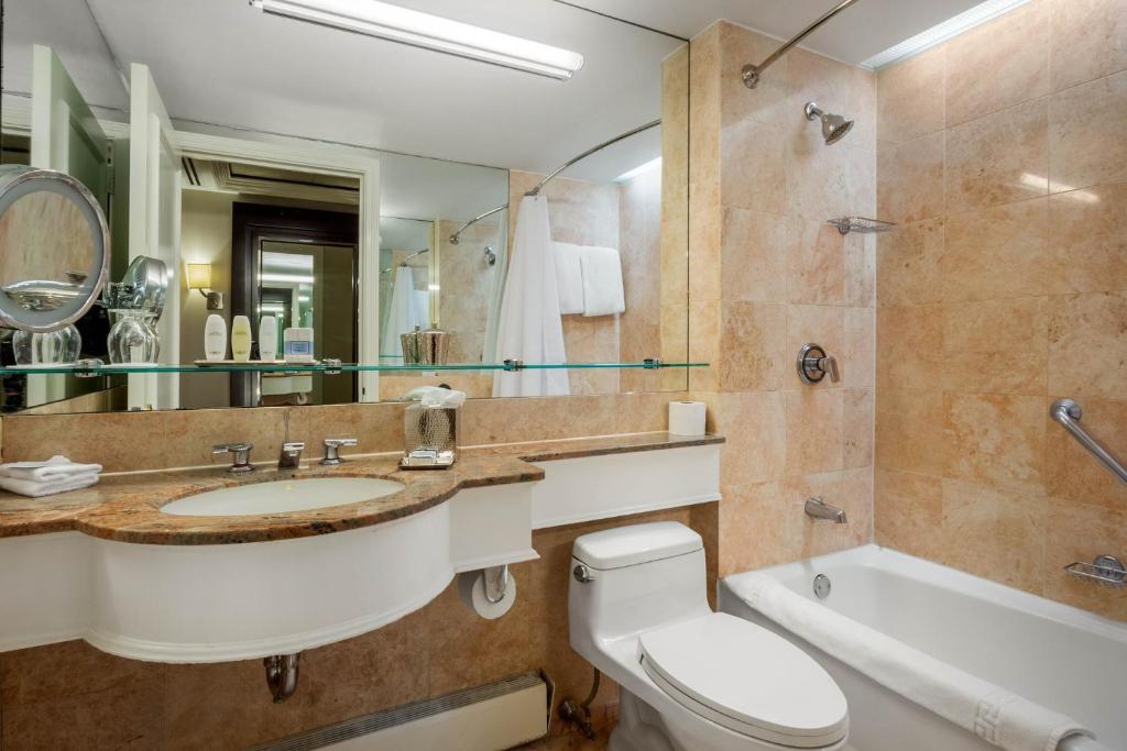 Deluxe Double Room with Two Double Beds thumbnail 6