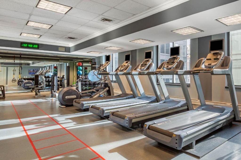 Fitness centrum a/nebo fitness zařízení v ubytování Omni Berkshire Place