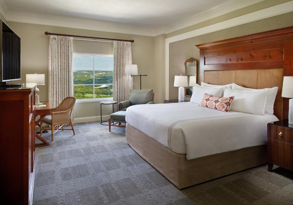 Postel nebo postele na pokoji v ubytování Omni Barton Creek Resort and Spa Austin
