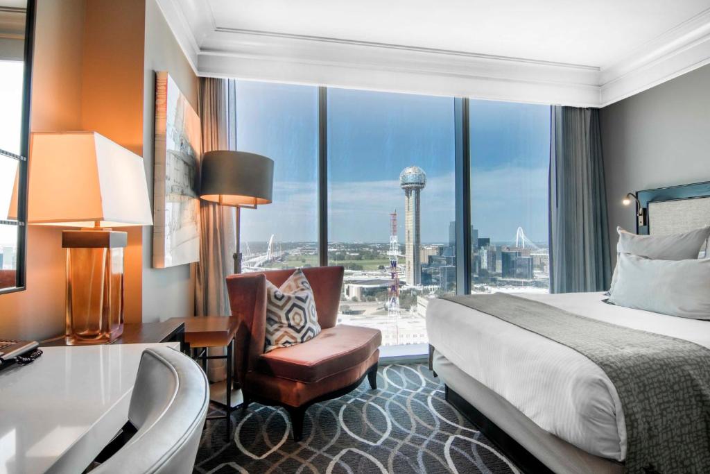 Postel nebo postele na pokoji v ubytování Omni Dallas Hotel