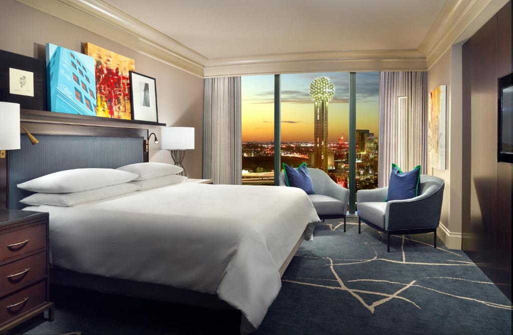 Postel nebo postele na pokoji v ubytování Omni Dallas Hotel