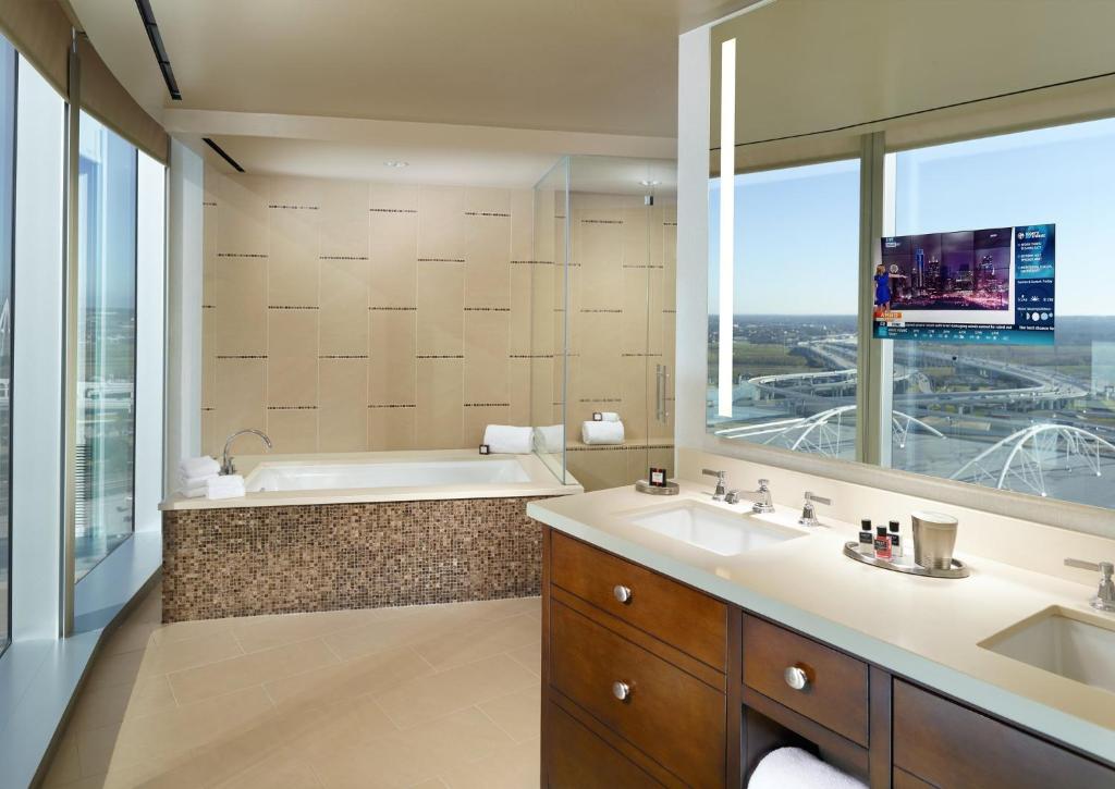 Koupelna v ubytování Omni Dallas Hotel