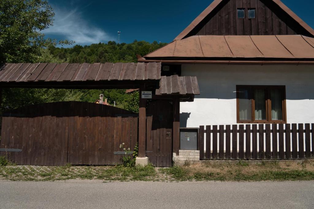 una casa con una puerta de madera y una valla en Chalupa u Janov, en Mýto pod Ďumbierom