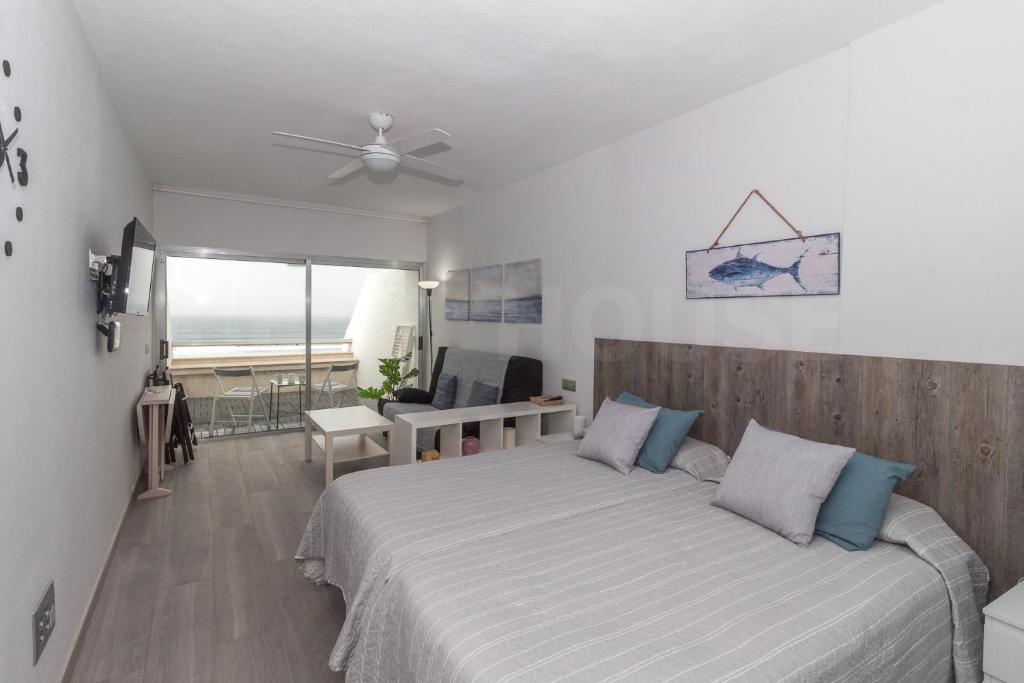 Posteľ alebo postele v izbe v ubytovaní Moderno Estudio con terraza en Las Canteras