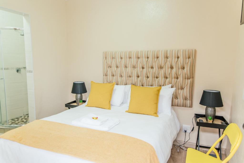 Ένα ή περισσότερα κρεβάτια σε δωμάτιο στο Esther Guest House