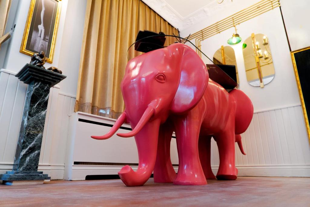 Una gran estatua de elefante rosa en una habitación en Magnova Vitality Boutique Hotel, en Estambul