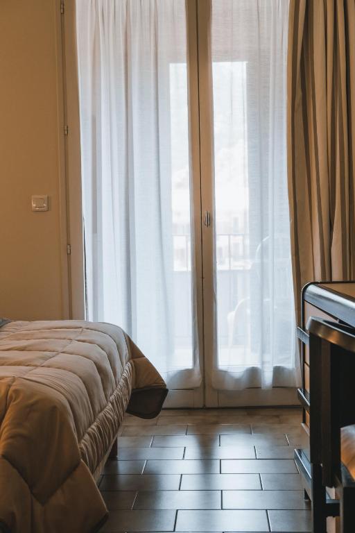 Postel nebo postele na pokoji v ubytování Hôtel & Résidence Le Subrini