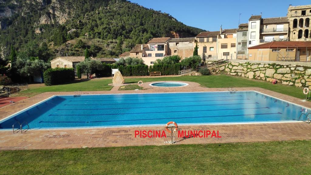 Bazén v ubytování Can Miqueló - casa rural 16 hòstes nebo v jeho okolí