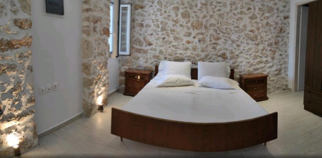 um quarto com duas camas e duas mesas de cabeceira em Xenonas "Alexandra's Coffee House" em Volímai
