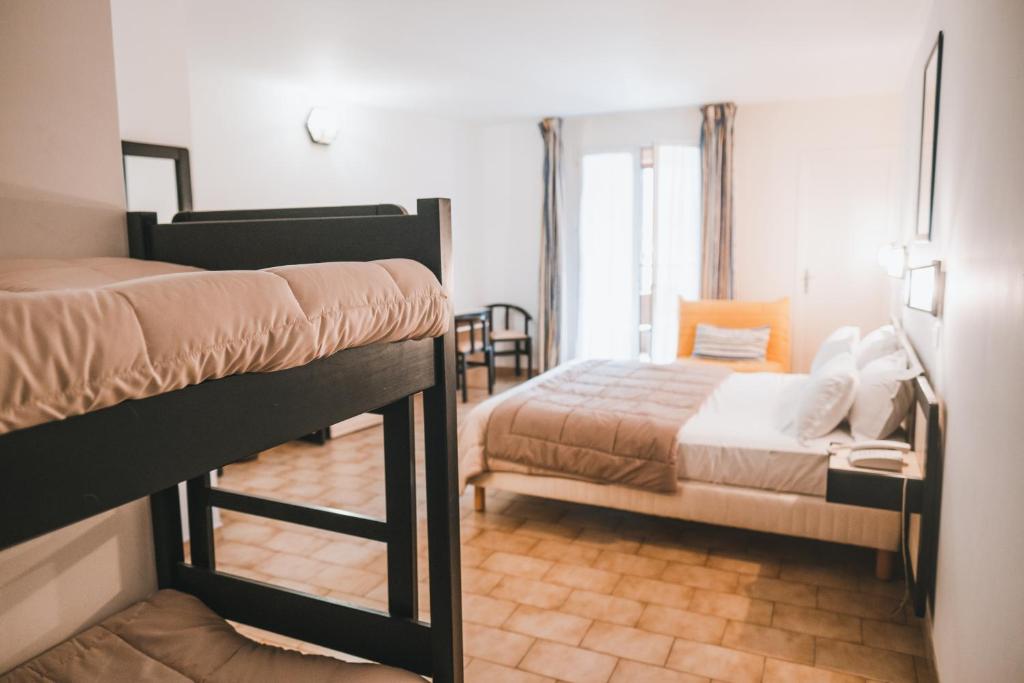 Postel nebo postele na pokoji v ubytování Hôtel & Résidence Le Subrini
