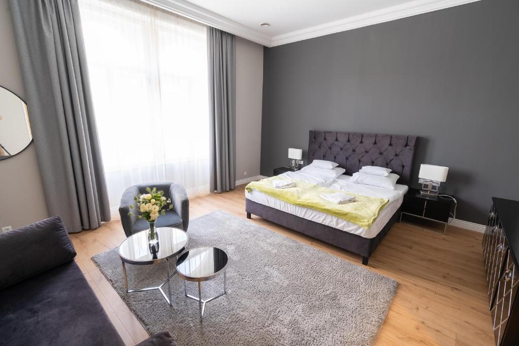 ein Schlafzimmer mit einem Bett und ein Wohnzimmer in der Unterkunft D50 Hotel in Budapest