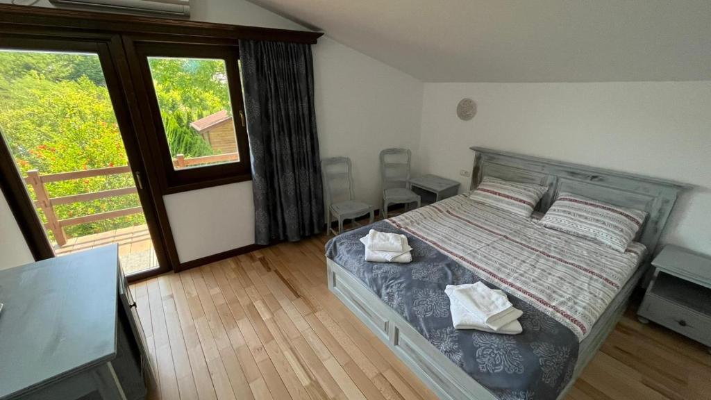 - une chambre avec un lit et 2 serviettes dans l'établissement Casa de vacanta TARA, à Eşelniţa