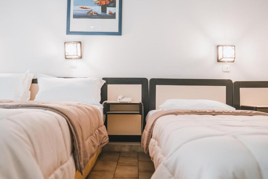 Postel nebo postele na pokoji v ubytování Hôtel & Résidence Le Subrini