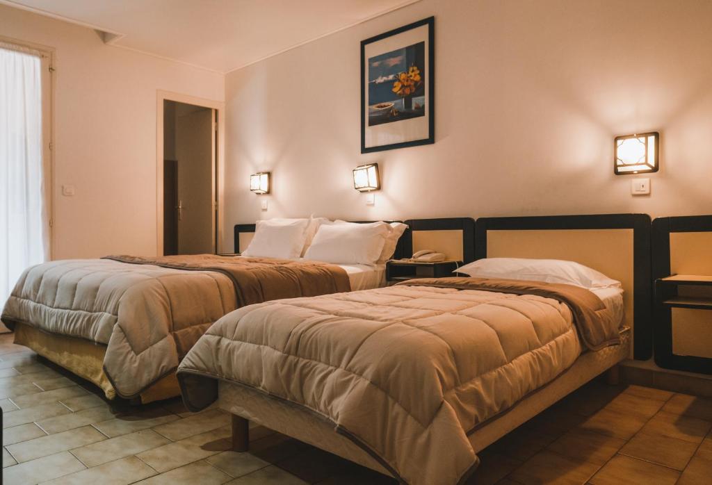 Postel nebo postele na pokoji v ubytování Hôtel & Résidence Le Subrini