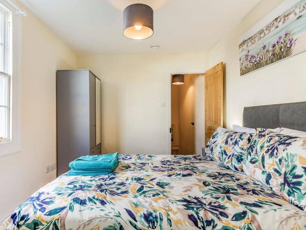 Postel nebo postele na pokoji v ubytování Lovely Primrose Cottage