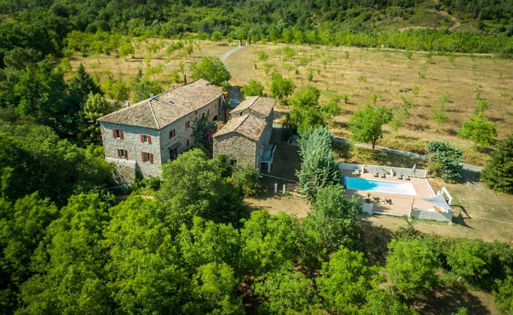 - une vue aérienne sur une maison avec une piscine dans l'établissement Le Mas de Roussa, à Meyrannes